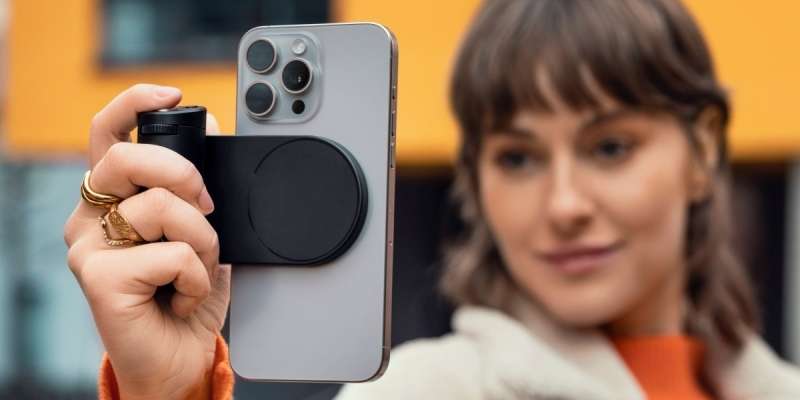 Leica представила держатель для iPhone, который превращает смартфон в подобие классической камеры