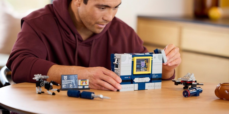 Lego показала набор с десептиконом Саундвейвом из «Трансформеров» — он говорит и включает музыку